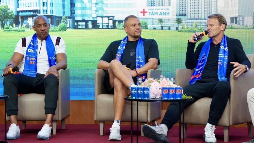 Manchester United legends arrive in Vietnam for exchange, friendly matches